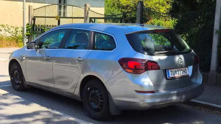 Opel Astra 2011 photo 2