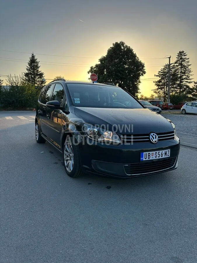Volkswagen Touran 2011 photo 2