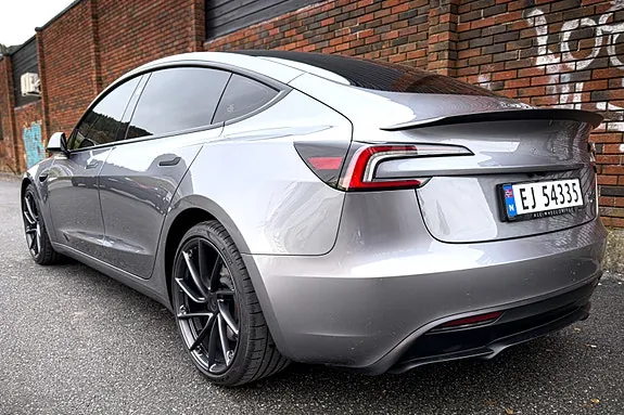 Tesla Model 3 2024 photo 2