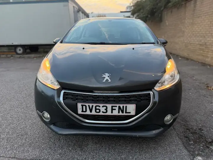 Peugeot 208 2013 photo 2