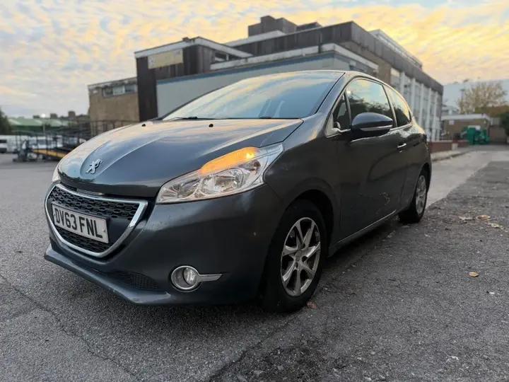 Peugeot 208 2013 photo 3