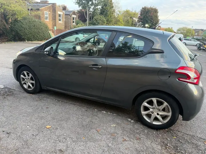Peugeot 208 2013 photo 4