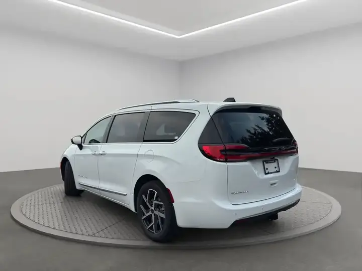 Chrysler Pacifica 2027 photo 4