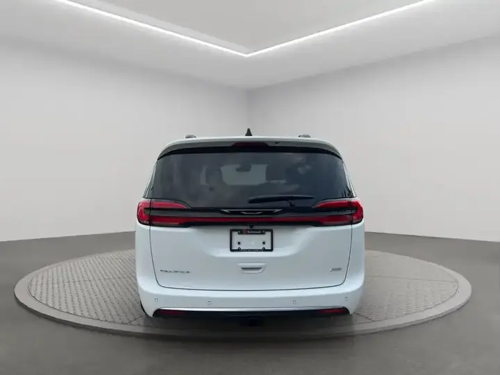 Chrysler Pacifica 2027 photo 5