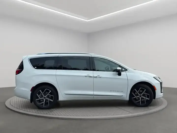 Chrysler Pacifica 2027 photo 3