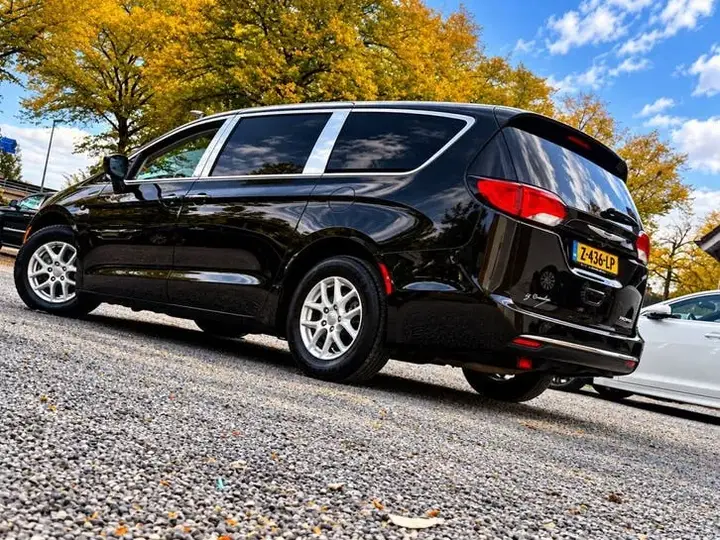 Chrysler Grand Voyager 2017 photo 2