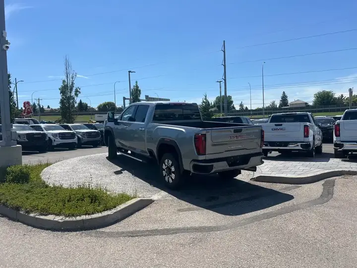 GMC Sierra 3500Hd 2026 photo 3
