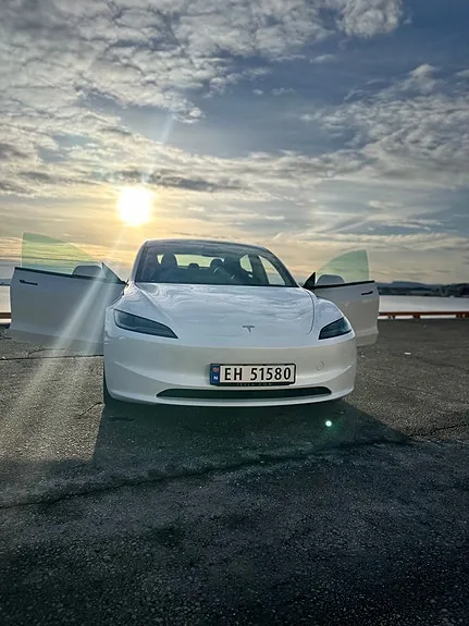 Tesla Model 3 2024 photo 2