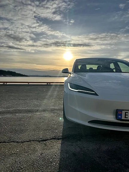 Tesla Model 3 2024 photo 3