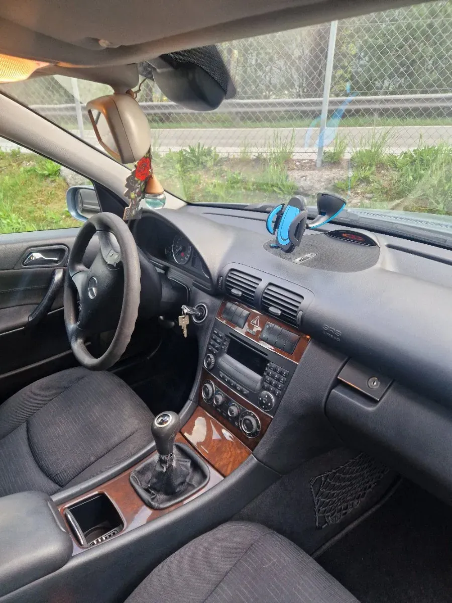 Mercedes-Benz C-Class 2006 photo 2