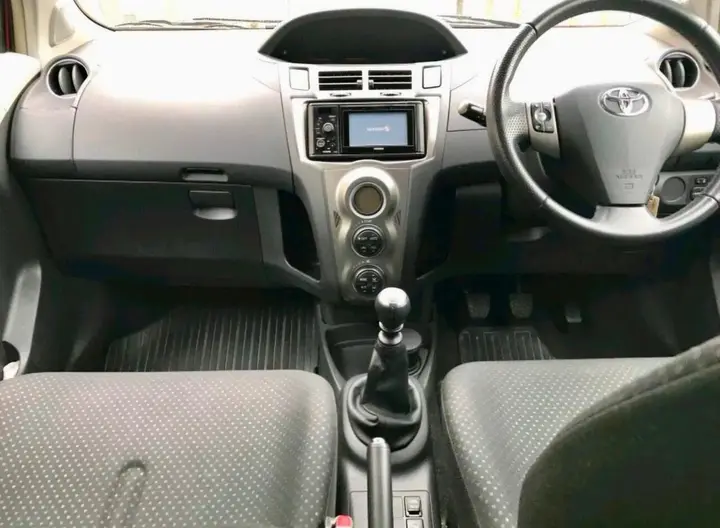 Toyota Yaris 2012 photo 2