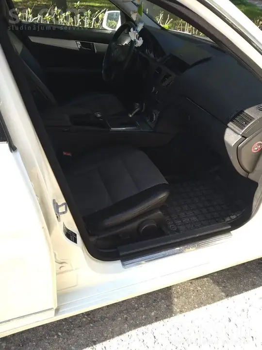 Mercedes-Benz C220 2010 photo 2