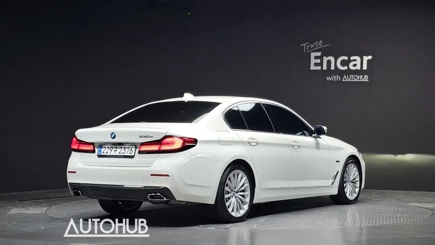 BMW 5 Series photo 2