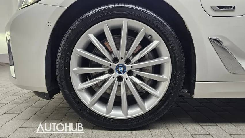 BMW 5 Series photo 5