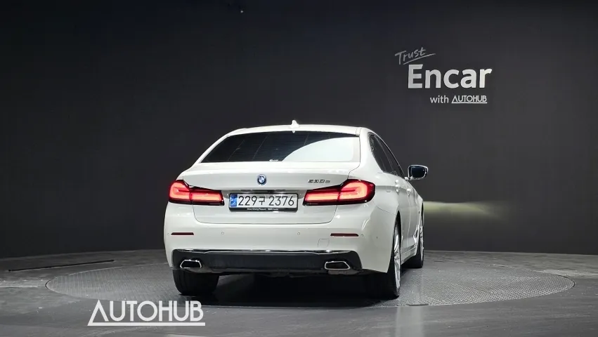 BMW 5 Series photo 4