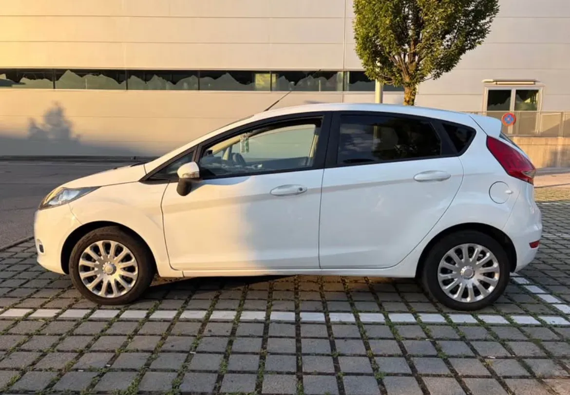 Ford Fiesta 2012 photo 2