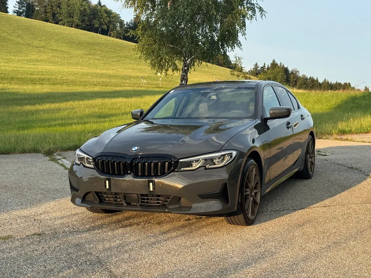 BMW 3 Series 2020 photo 2