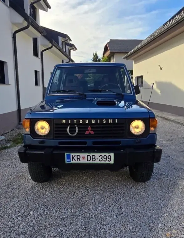 Mitsubishi Pajero 1990 photo 3
