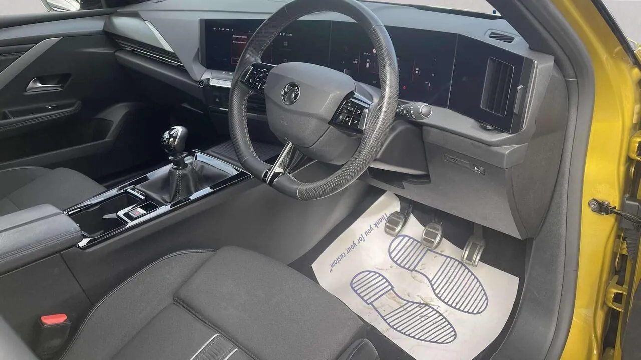 Vauxhall Astra 2023 photo 2