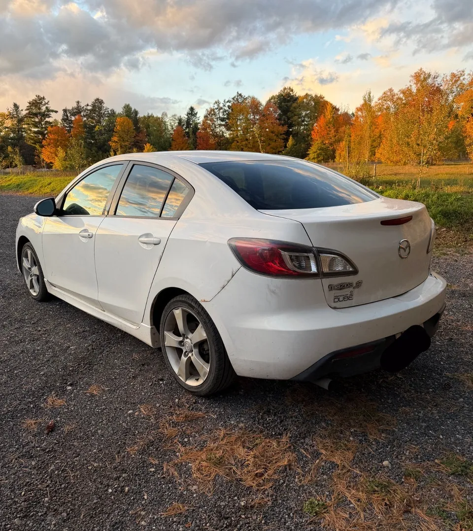 Mazda 3 2011 photo 2