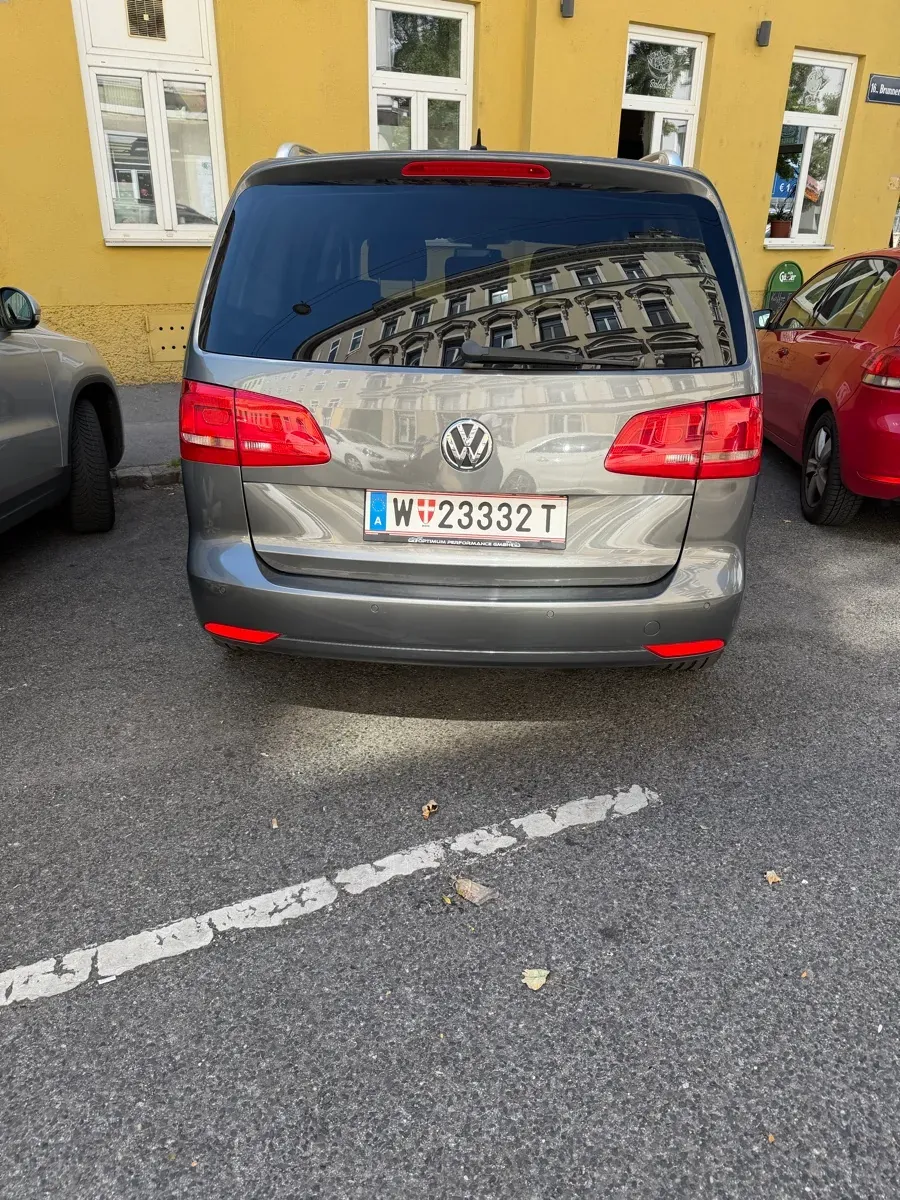 Volkswagen Touran 2012 photo 2
