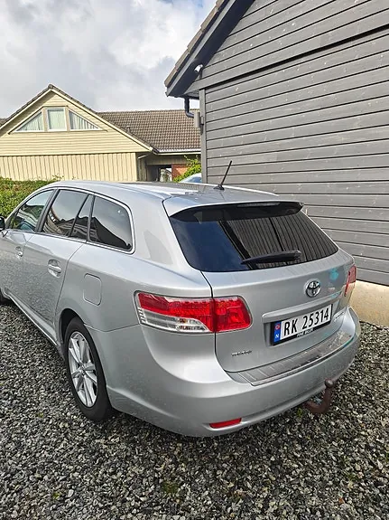 Toyota Avensis 2011 photo 2