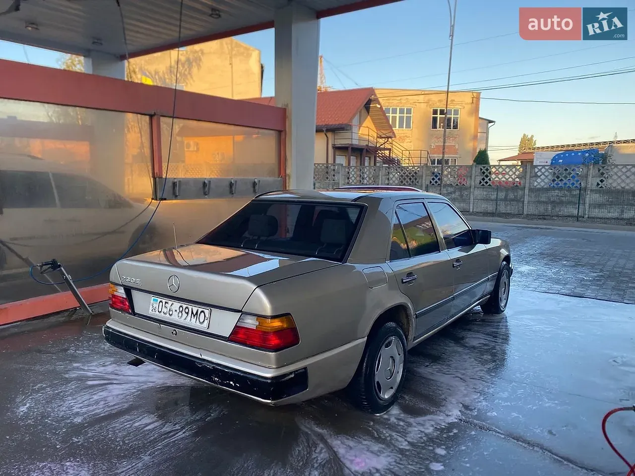 Mercedes-Benz E-Class 1985 photo 4
