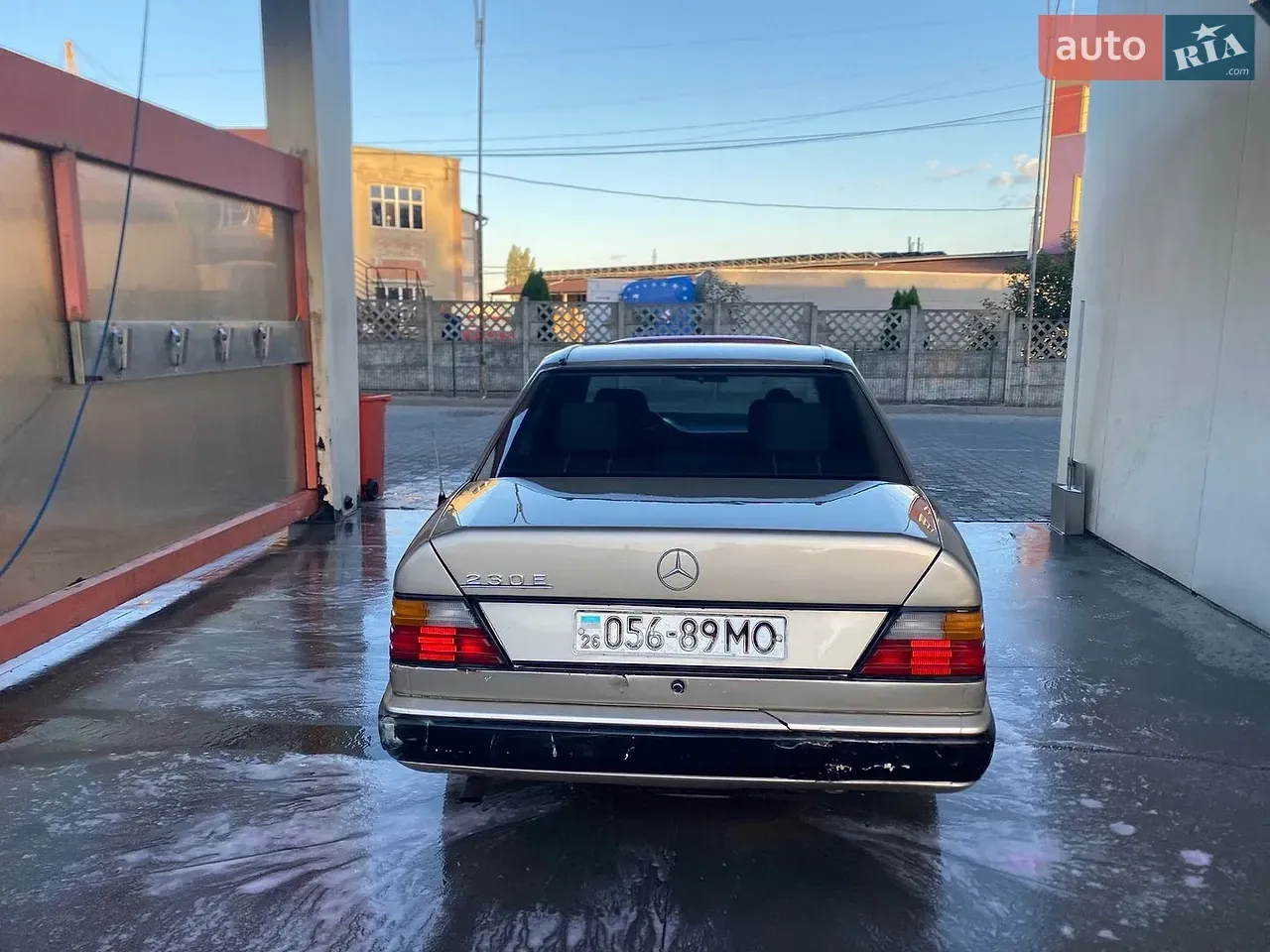 Mercedes-Benz E-Class 1985 photo 5