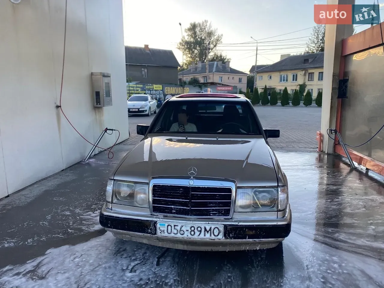 Mercedes-Benz E-Class 1985 photo 2