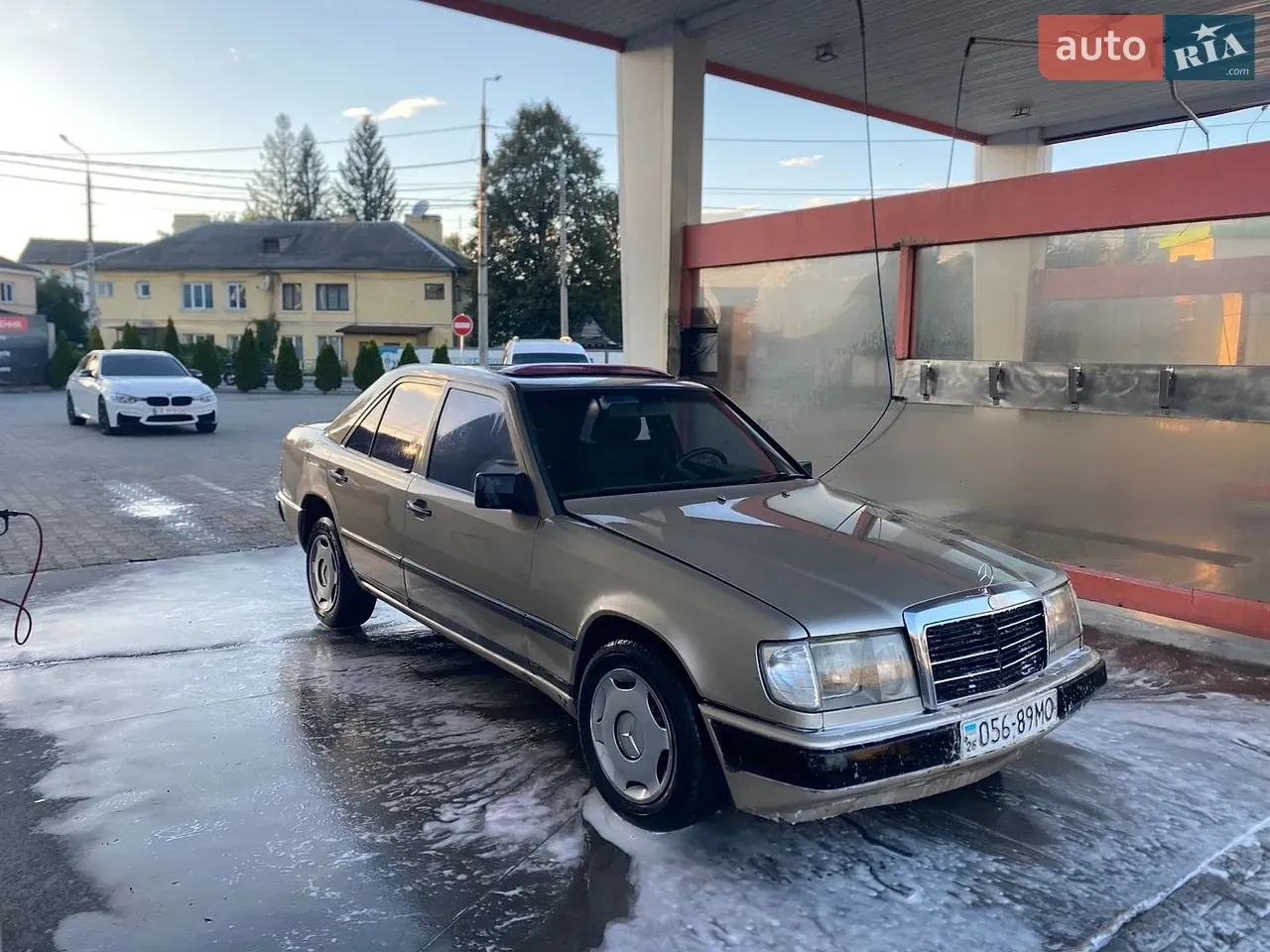 Mercedes-Benz E-Class 1985 photo 3