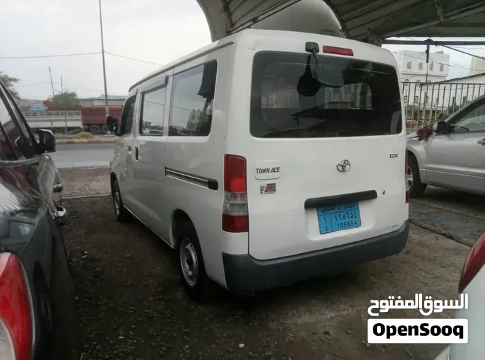 Toyota Hiace 2013 photo 4