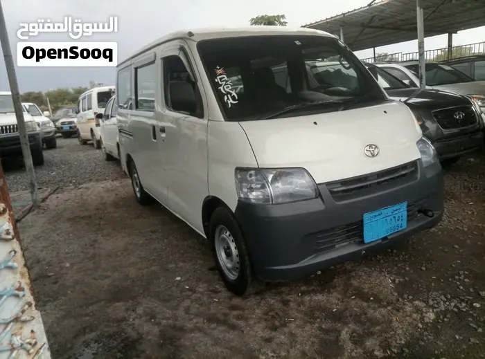 Toyota Hiace 2013 photo 2