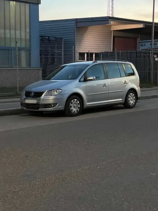 Volkswagen Touran 2008 photo 2