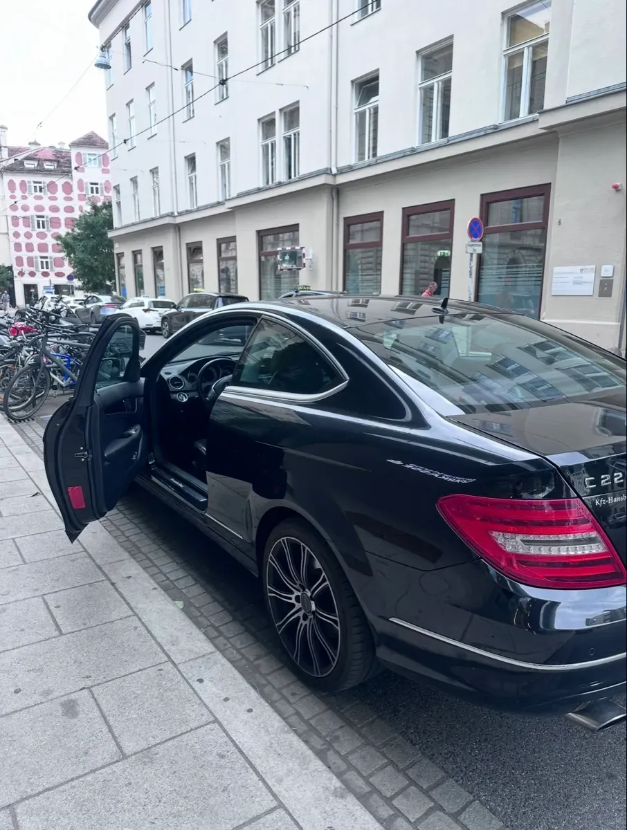 Mercedes-Benz C-Class 2011 photo 2