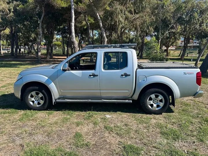 Nissan Navara 2011 photo 2