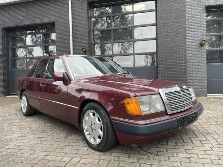 Mercedes-Benz 200-Serie 1990 photo 2