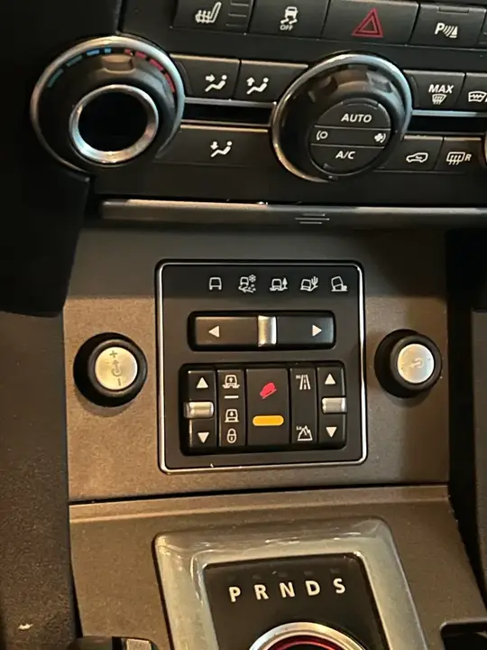 Land Rover Discovery 2011 photo 2