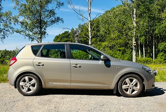 Kia Ceed 2011 photo 3