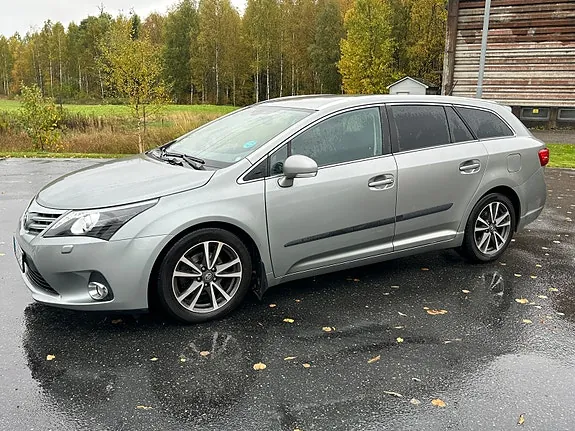 Toyota Avensis 2012 photo 2