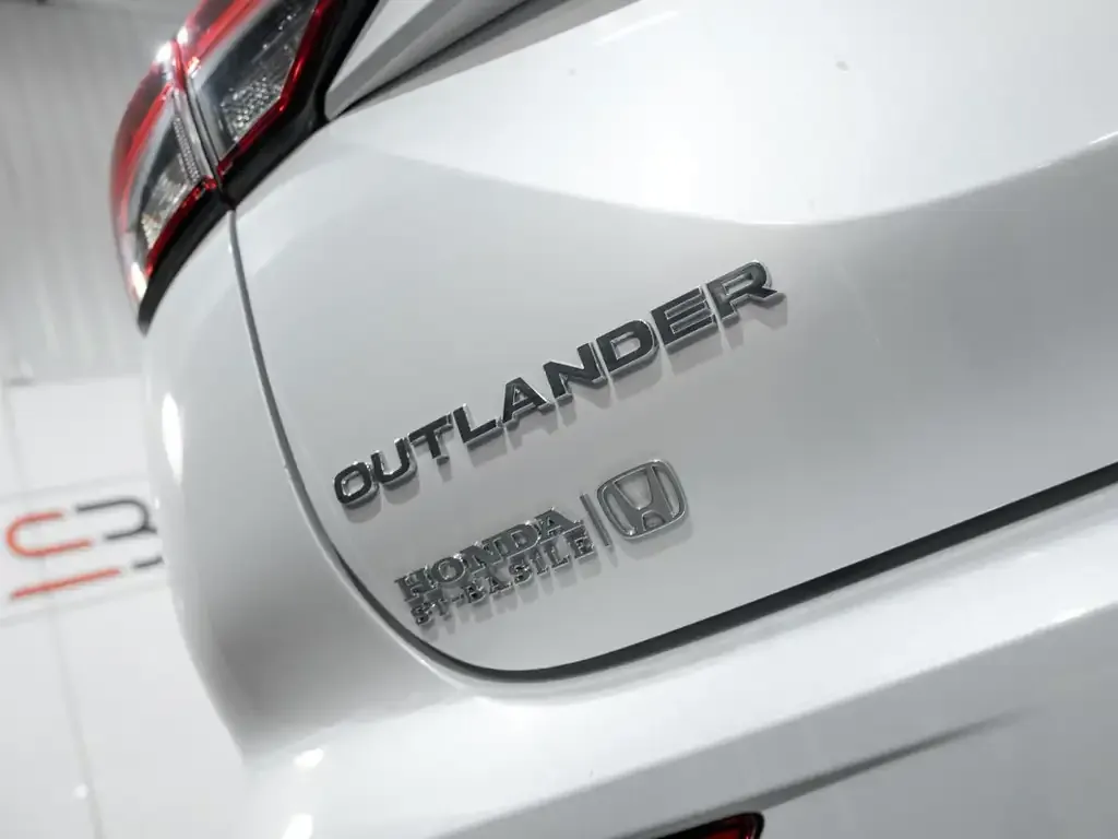 Mitsubishi Outlander 2023 photo 2