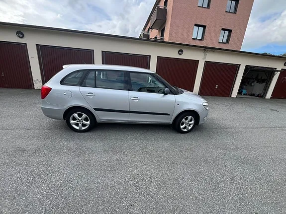 Skoda Fabia 2012 photo 2