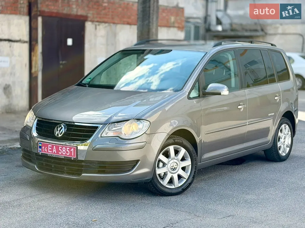 Volkswagen Touran 2008 photo 2