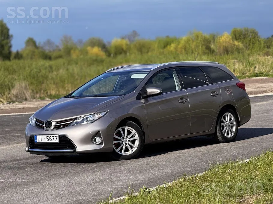 Toyota Auris 2013 photo 2