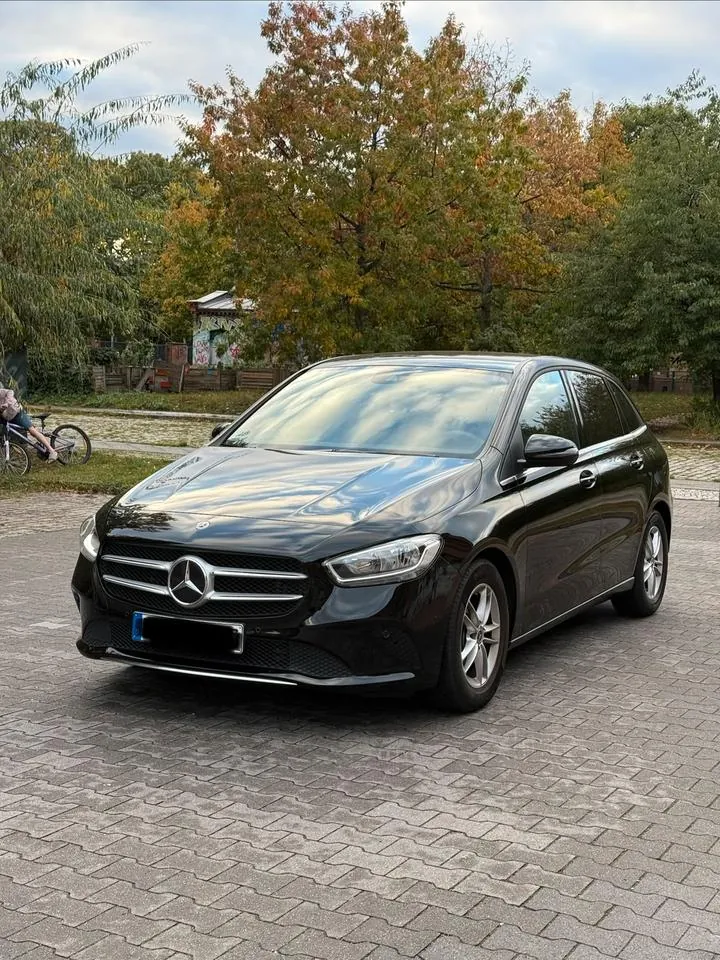 Mercedes-Benz B 180