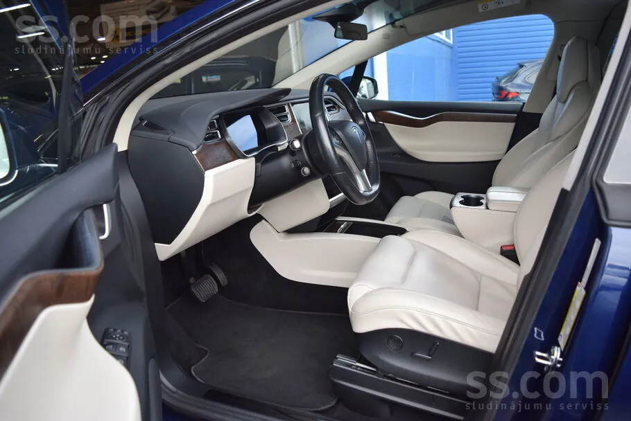 Tesla Model X 2017 photo 3