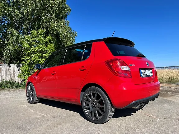 Skoda Fabia 2011 photo 3