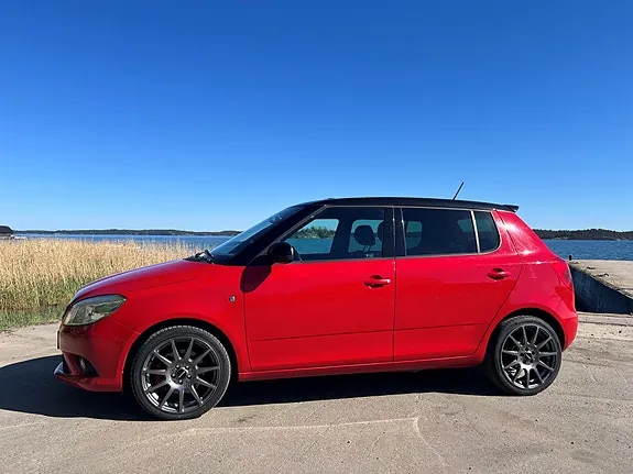 Skoda Fabia 2011 photo 2