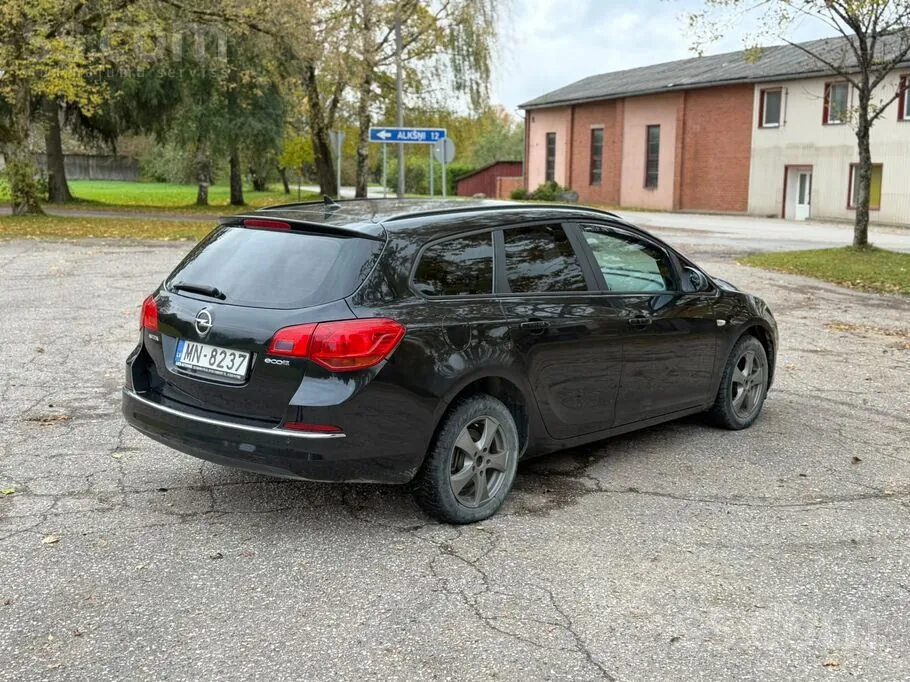 Opel Astra 2013 photo 2