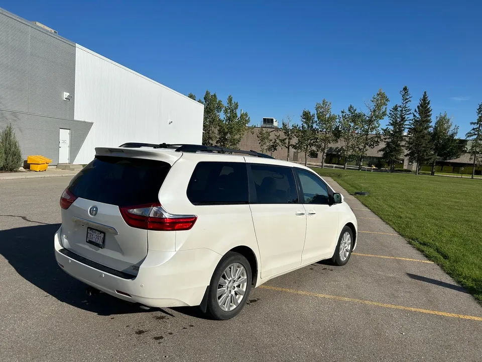Toyota Sienna 2015 photo 2