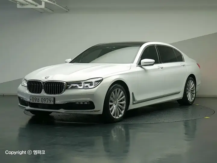 BMW 7 Series 2016 photo 2